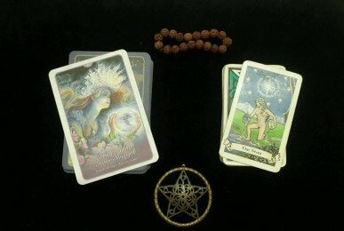 Perbedaan Tarot dan Oracle